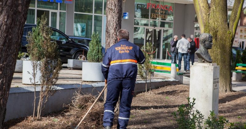 Komunalno preduzeće uređuje gradski park i ostale zelene površine u gradu